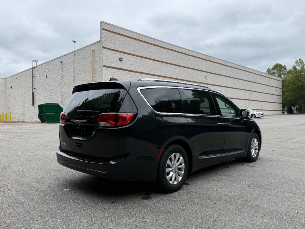 2018 Chrysler Pacifica Image 5