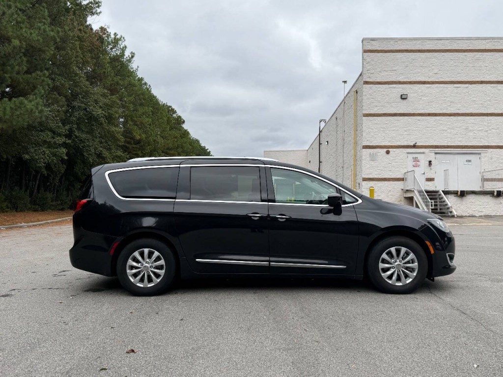 2018 Chrysler Pacifica Image 6