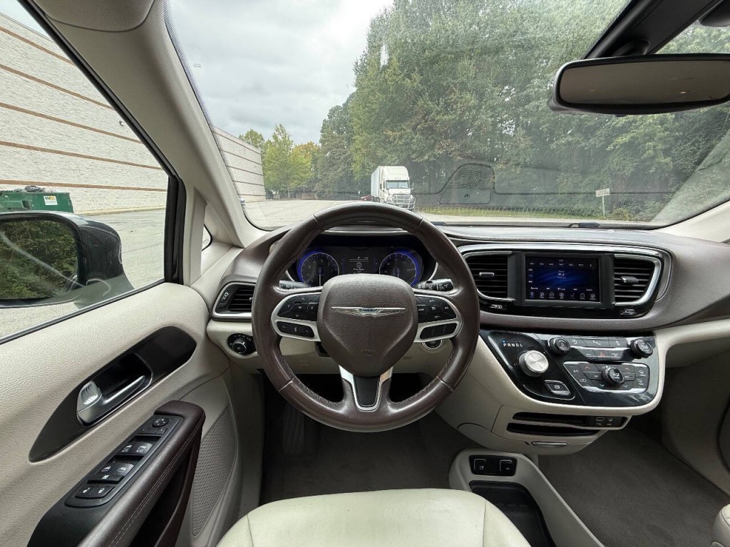 2018 Chrysler Pacifica Image 12
