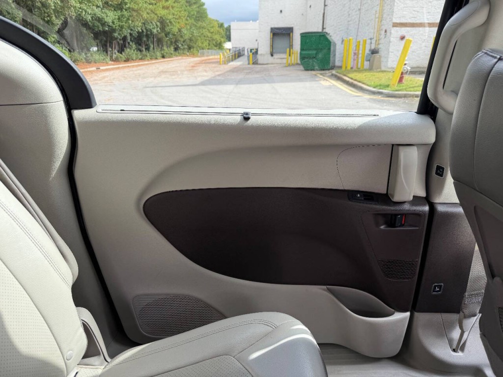 2018 Chrysler Pacifica Image 16
