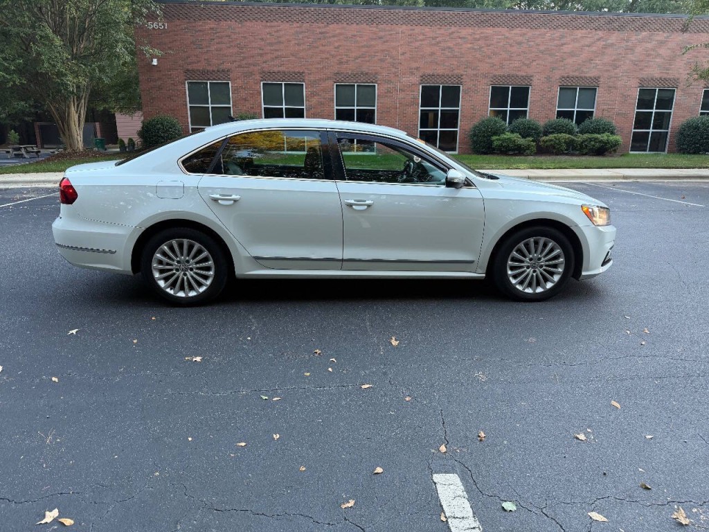 2017 Volkswagen Passat Image 2