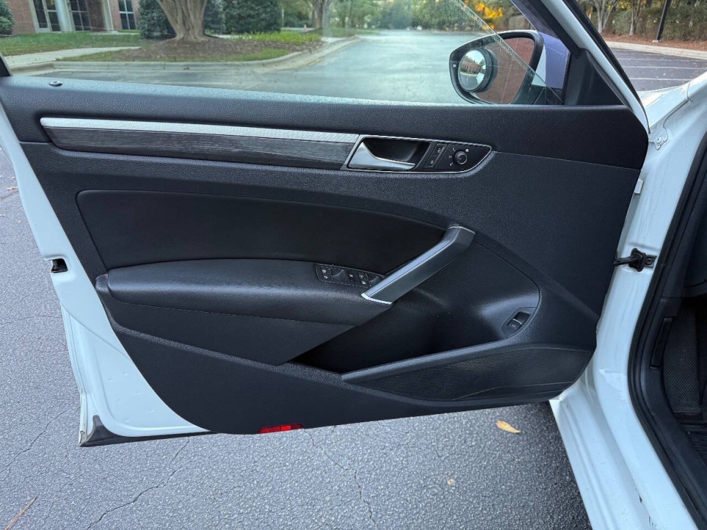 2017 Volkswagen Passat Image 6