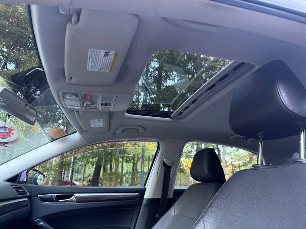 2017 Volkswagen Passat Image 8