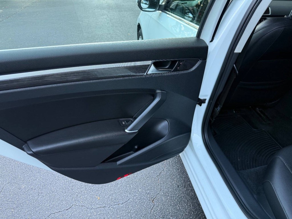 2017 Volkswagen Passat Image 9