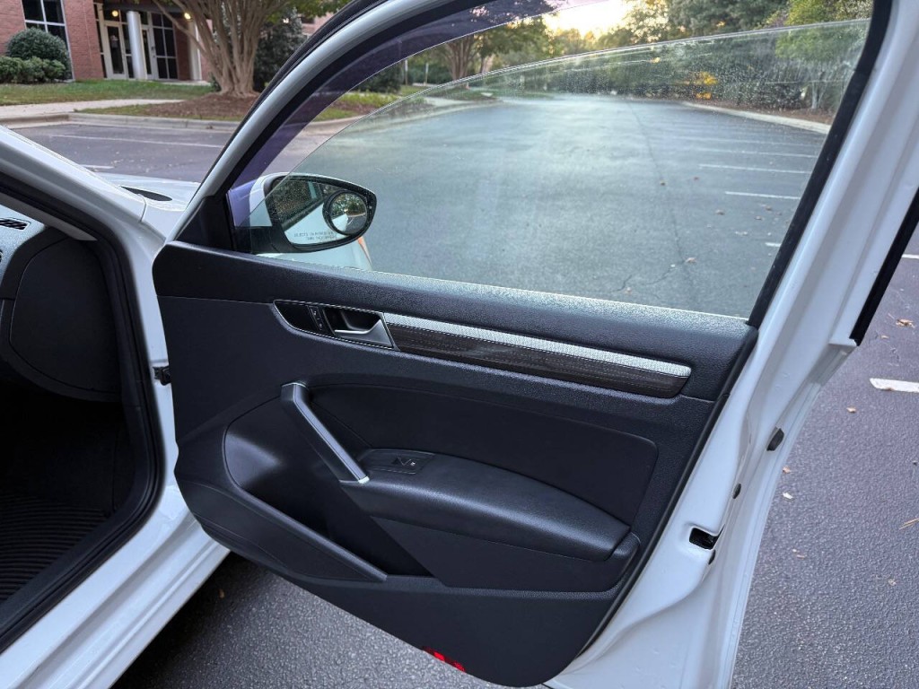 2017 Volkswagen Passat Image 13