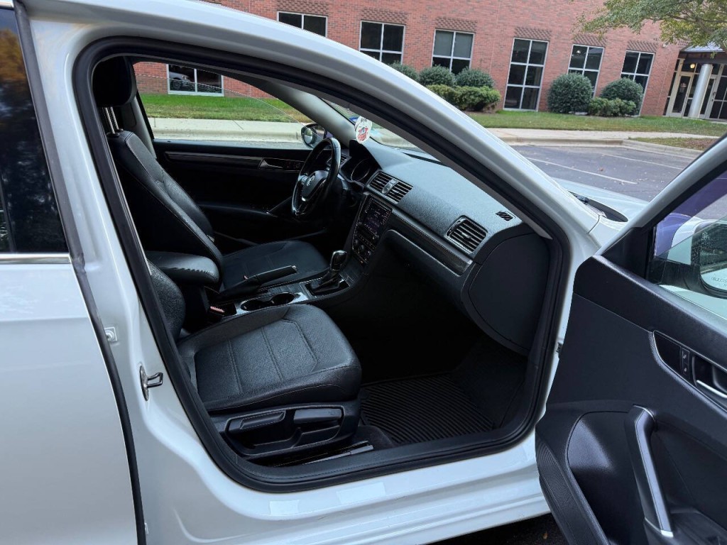 2017 Volkswagen Passat Image 14
