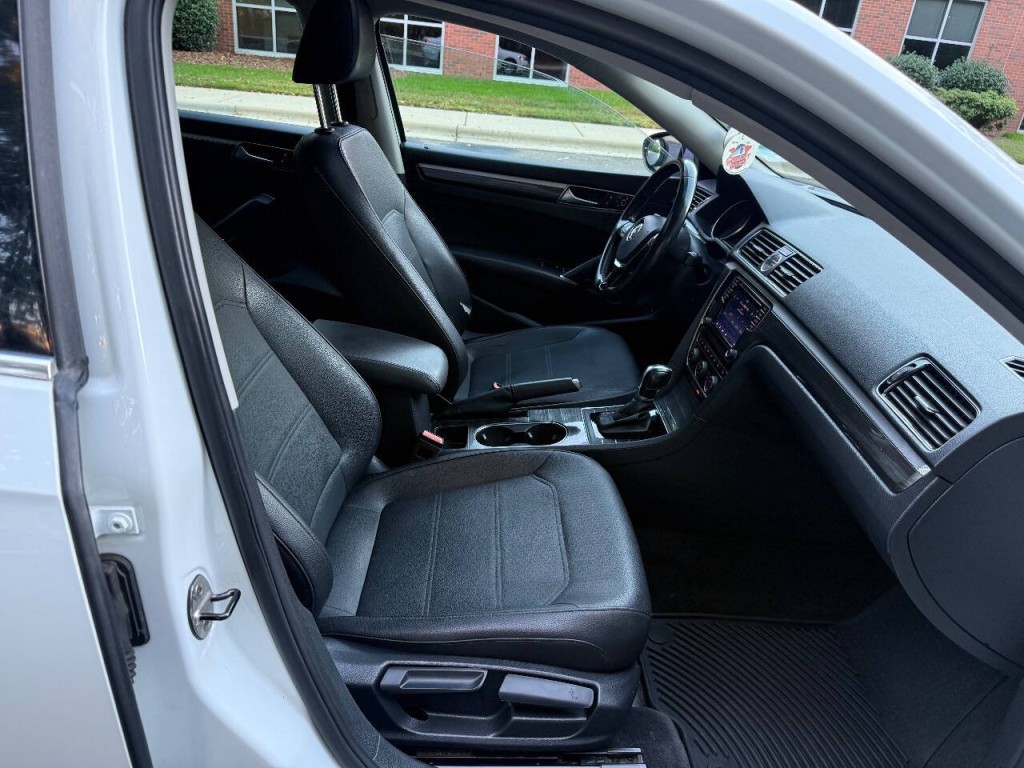 2017 Volkswagen Passat Image 15