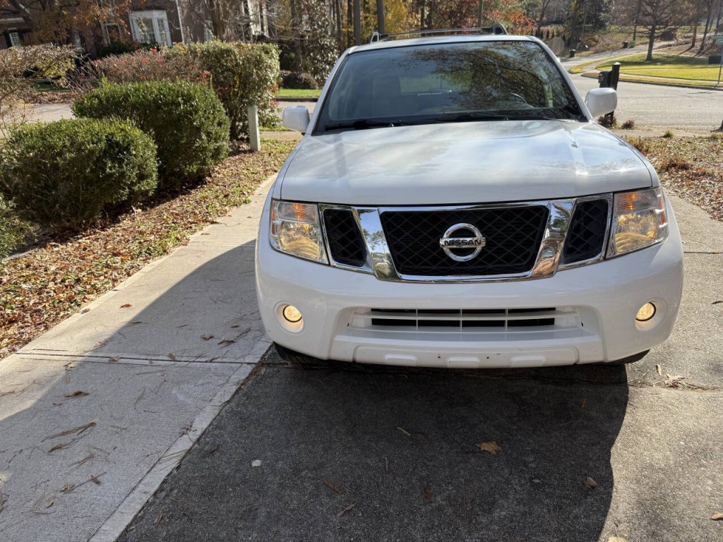 2011 Nissan Pathfinder Image 2