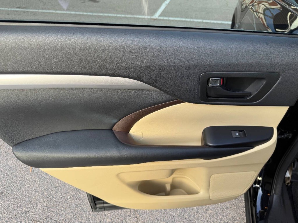 2015 Toyota Highlander Image 16