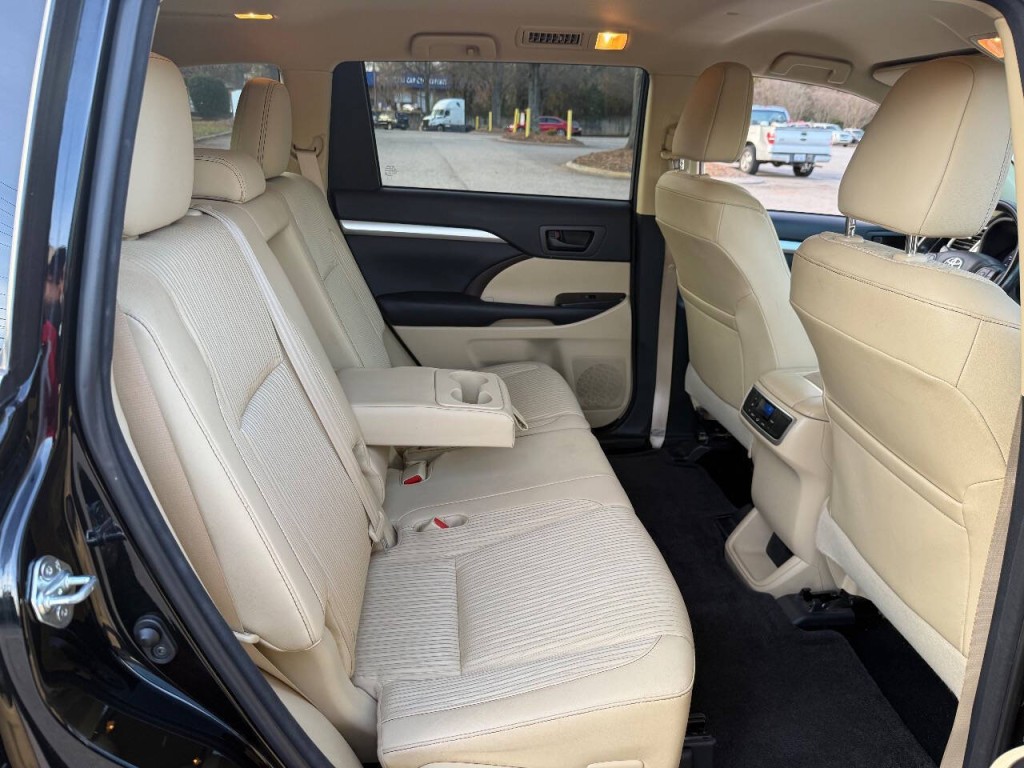 2015 Toyota Highlander Image 18