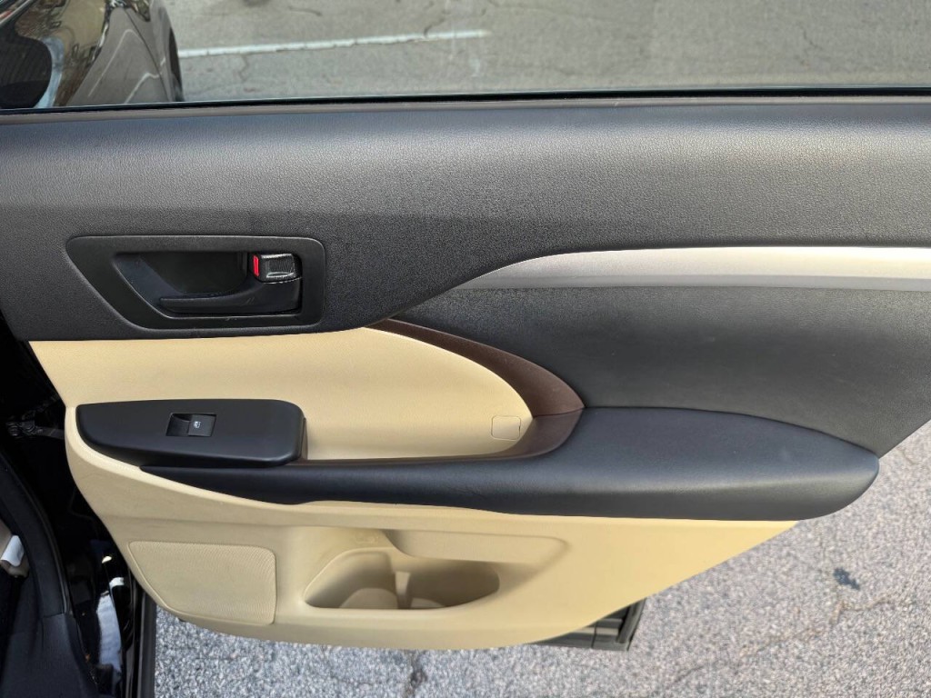 2015 Toyota Highlander Image 21