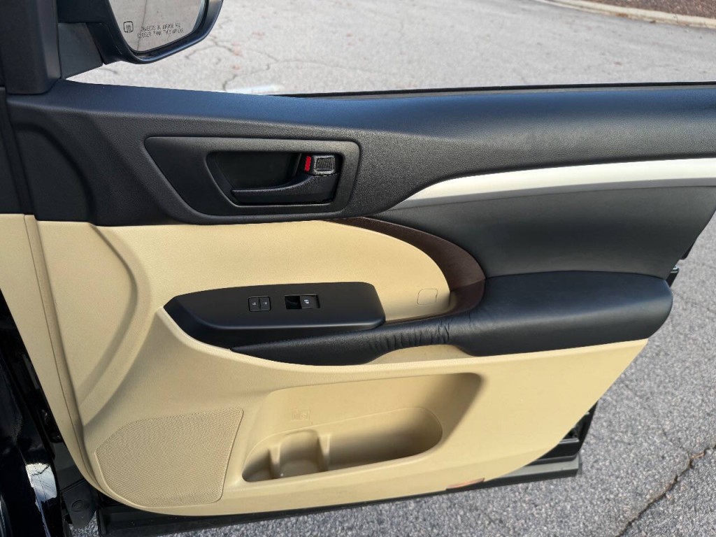 2015 Toyota Highlander Image 24