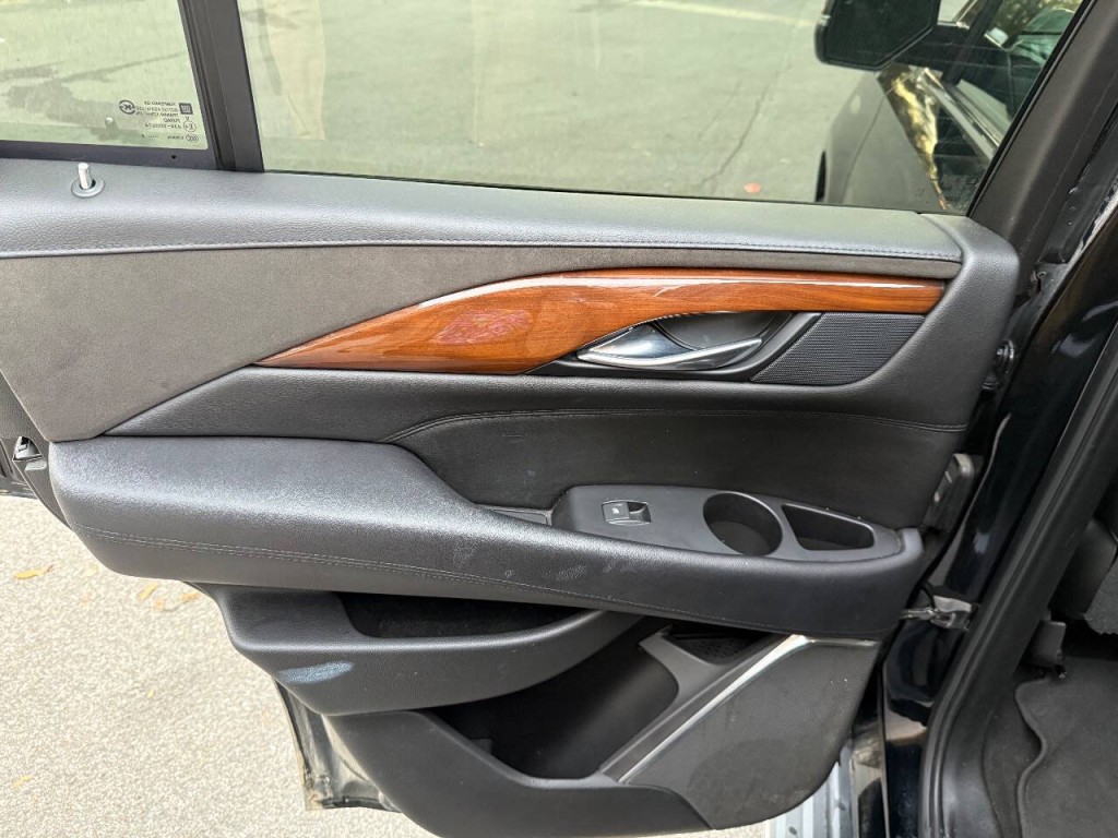 2018 Cadillac Escalade Image 16