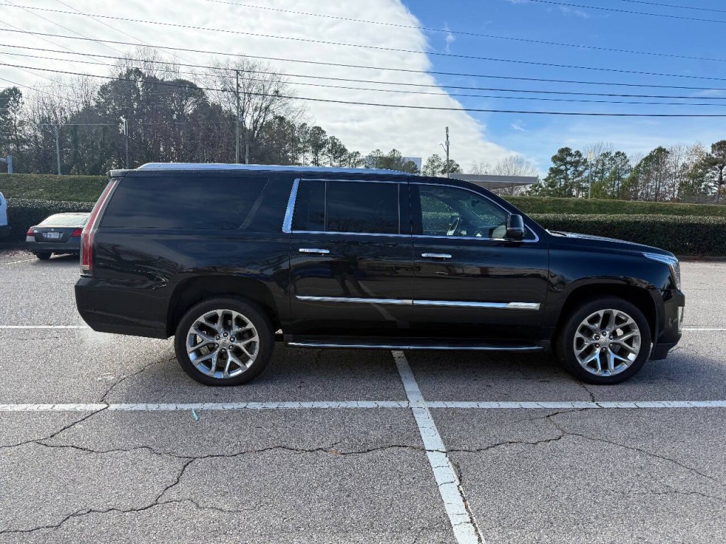 2017 Cadillac Escalade Image 3