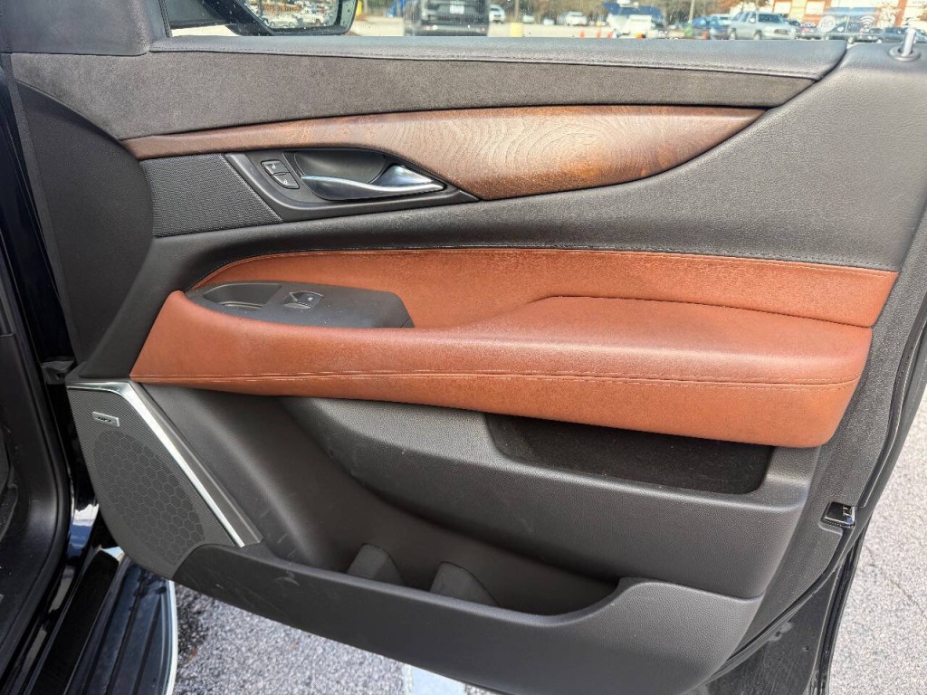 2017 Cadillac Escalade Image 10