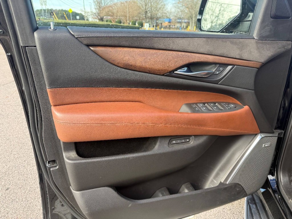 2017 Cadillac Escalade Image 11