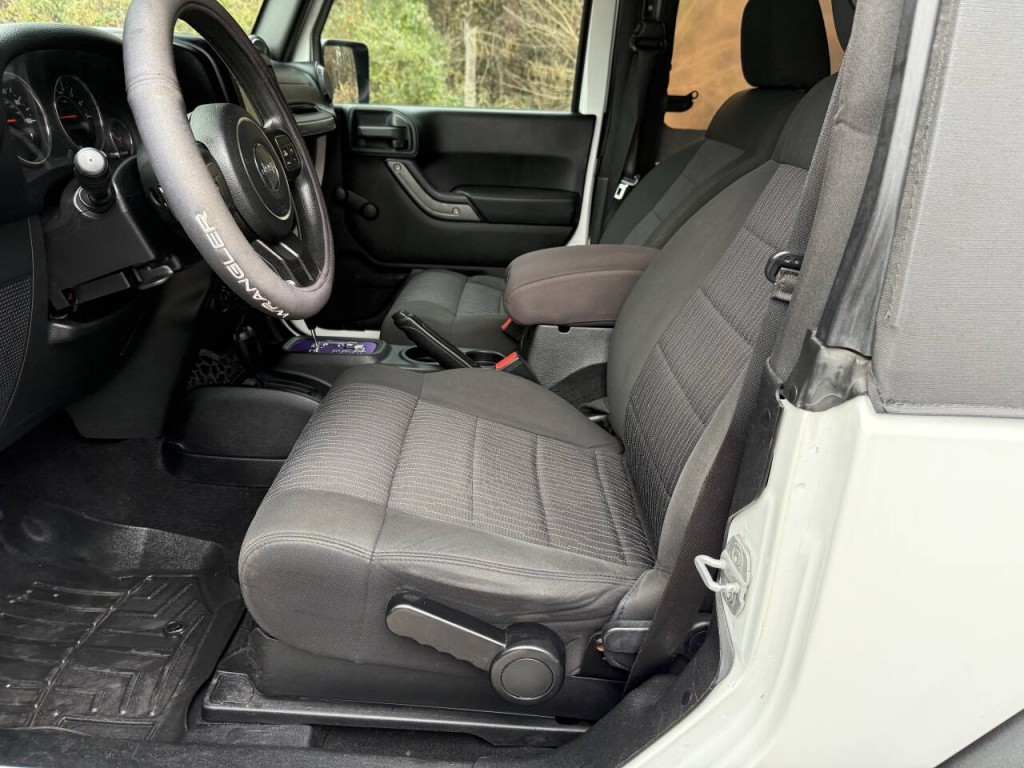 2012 Jeep Wrangler Image 6