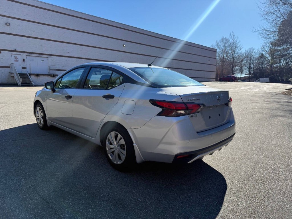 2020 Nissan Versa Image 2
