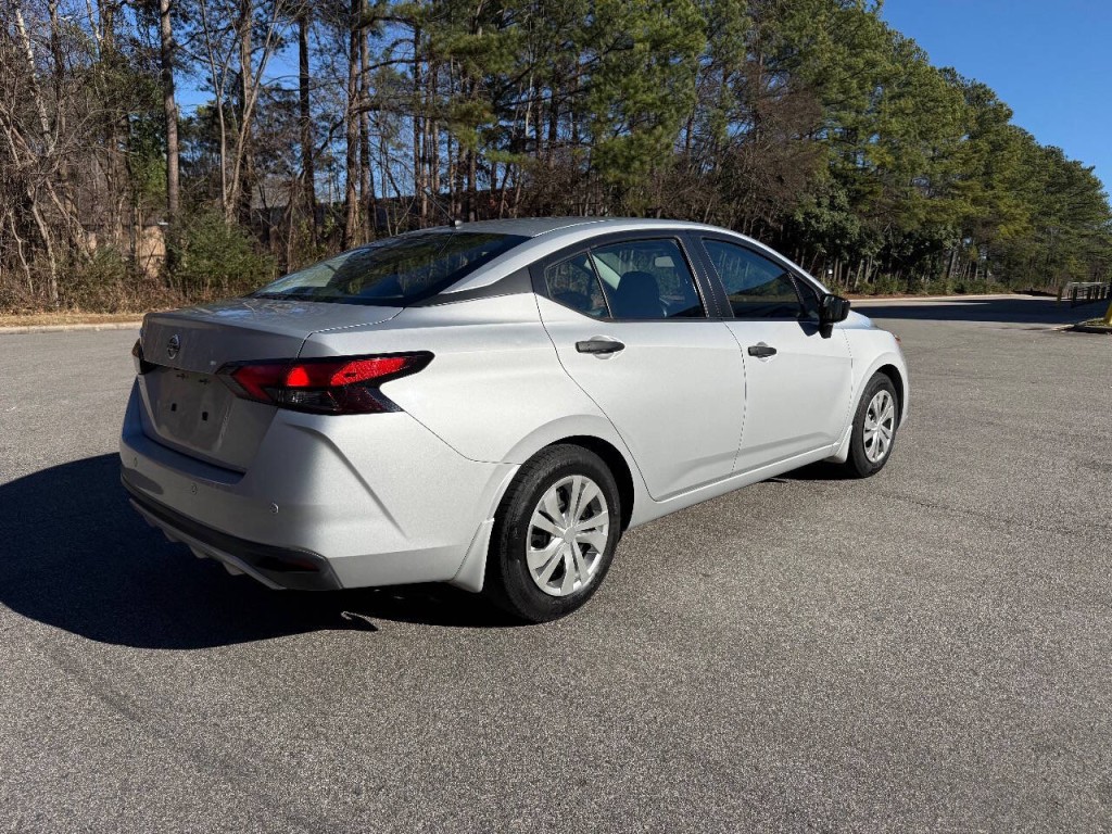 2020 Nissan Versa Image 3