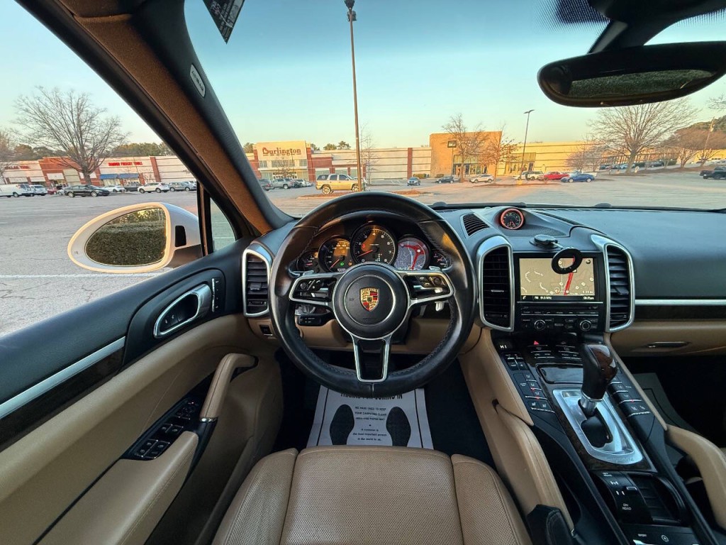 2016 Porsche Cayenne Image 12