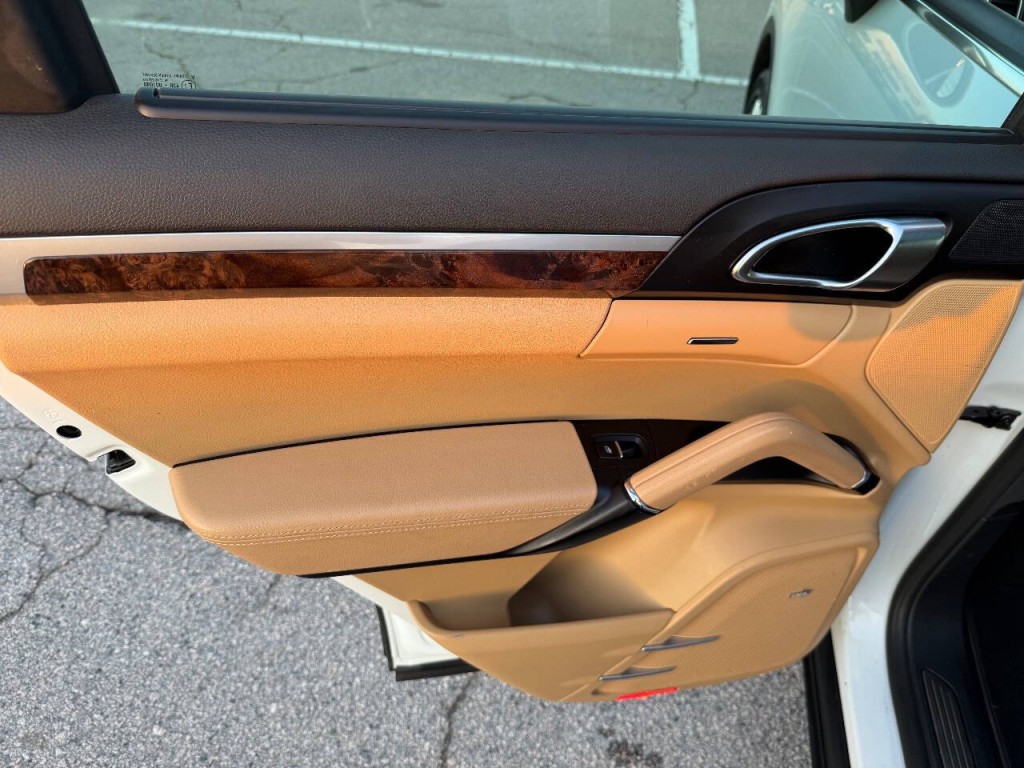 2016 Porsche Cayenne Image 16