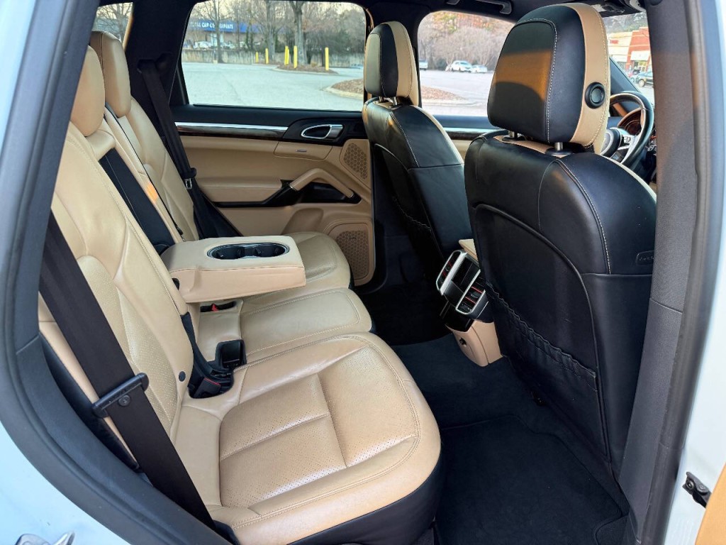 2016 Porsche Cayenne Image 18