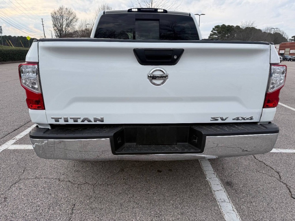 2017 Nissan Titan Image 5
