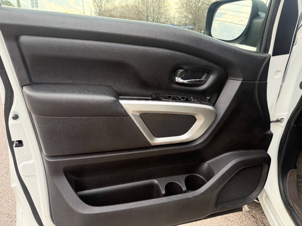 2017 Nissan Titan Image 10