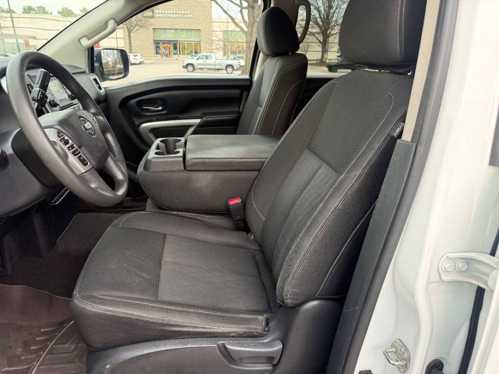 2017 Nissan Titan Image 11