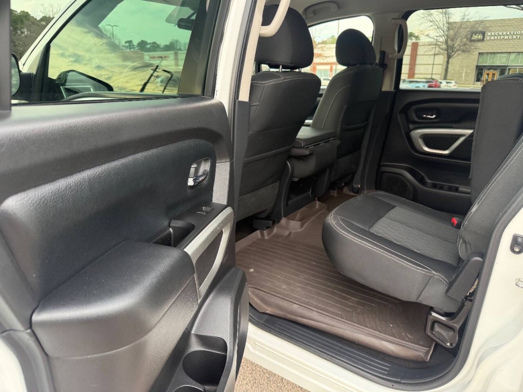 2017 Nissan Titan Image 12