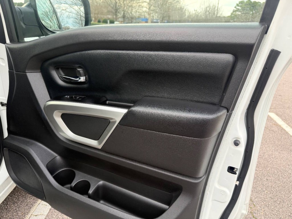2017 Nissan Titan Image 13