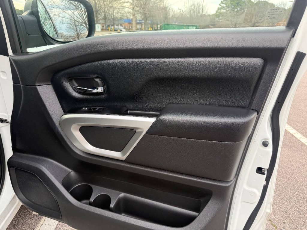 2017 Nissan Titan Image 14