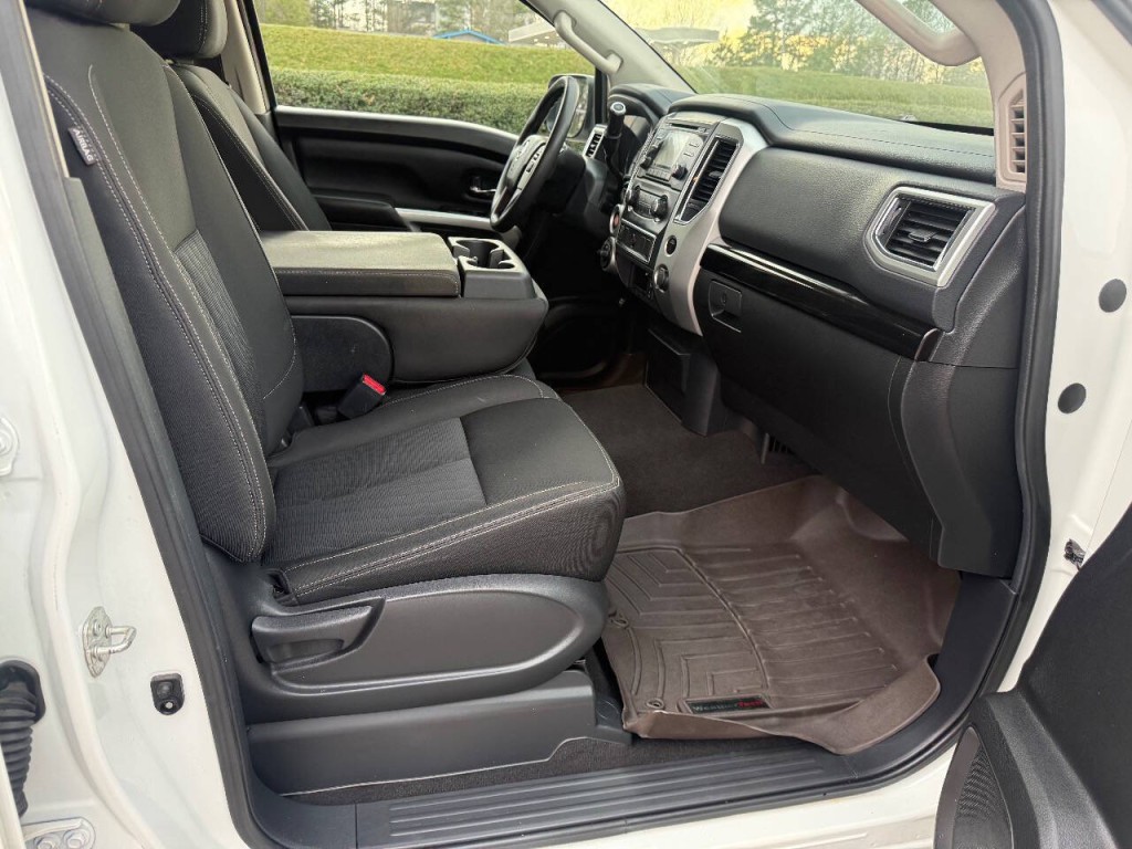 2017 Nissan Titan Image 15