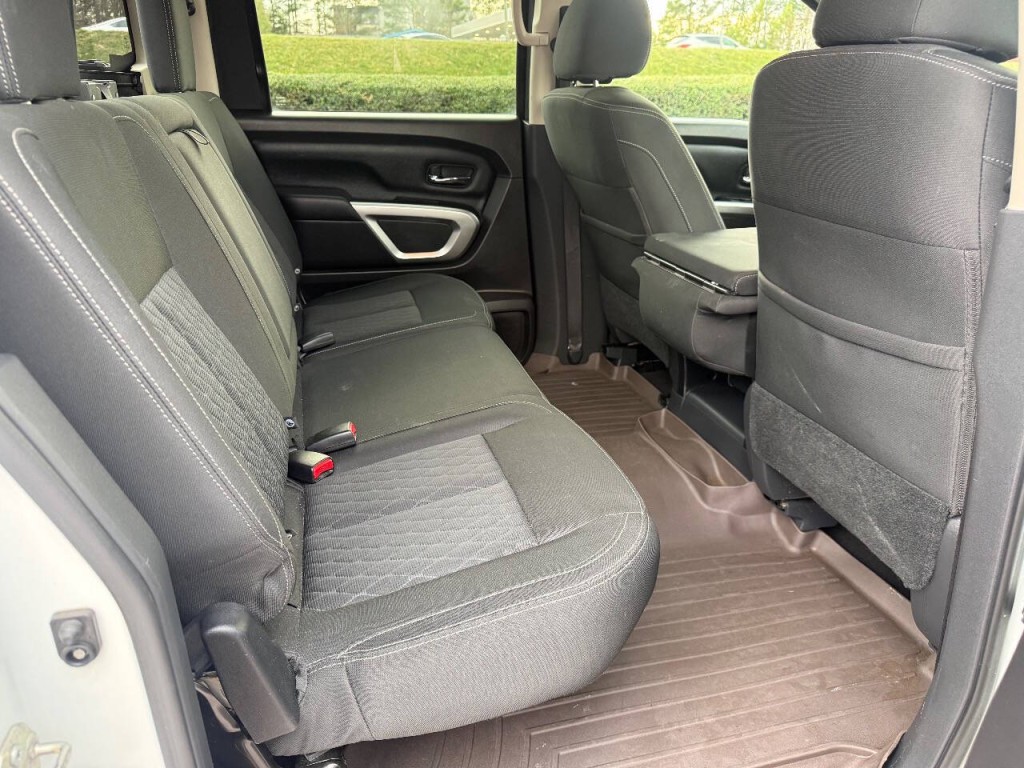 2017 Nissan Titan Image 16