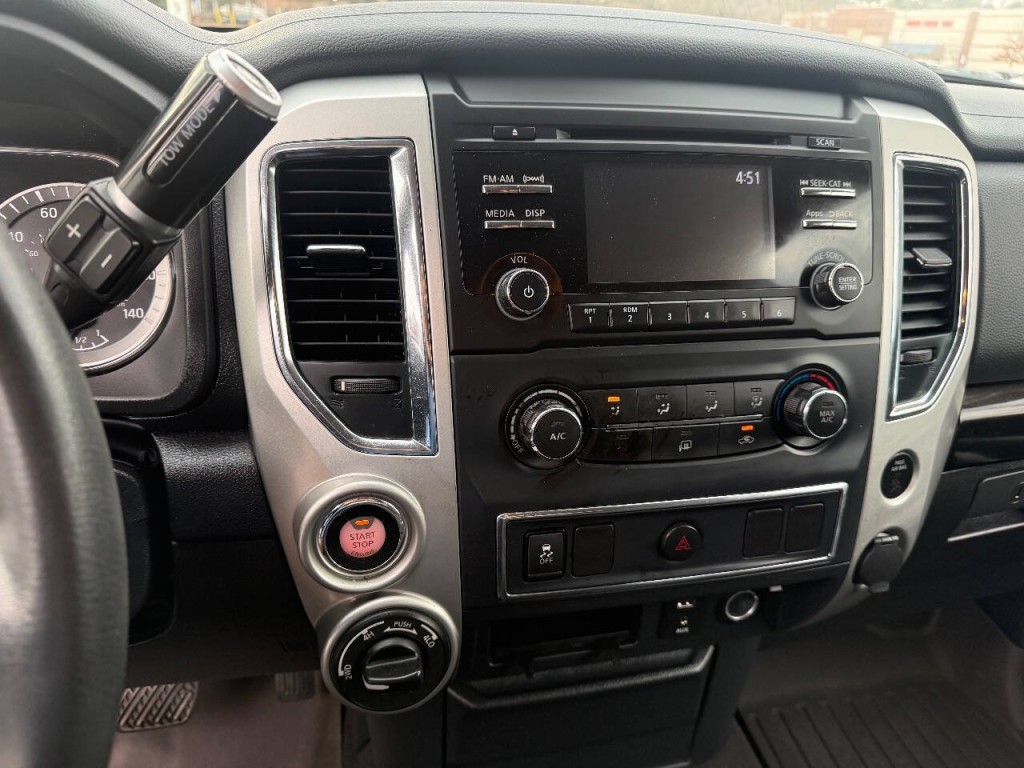 2017 Nissan Titan Image 18