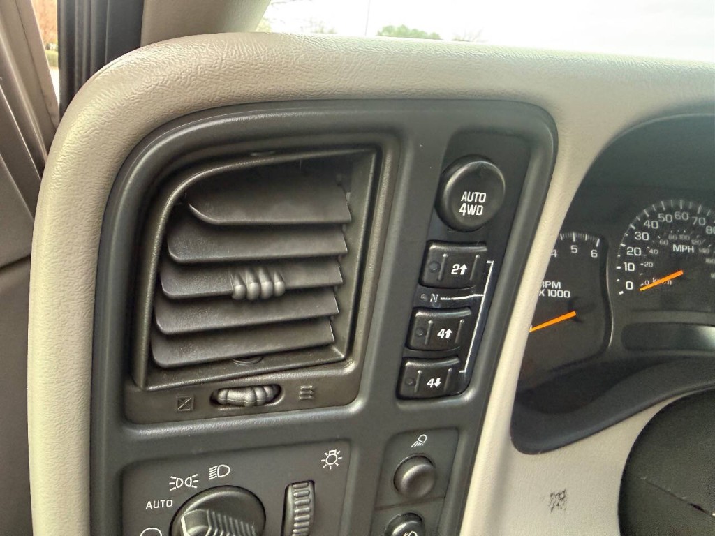 2004 Chevrolet Silverado 1500 Image 18
