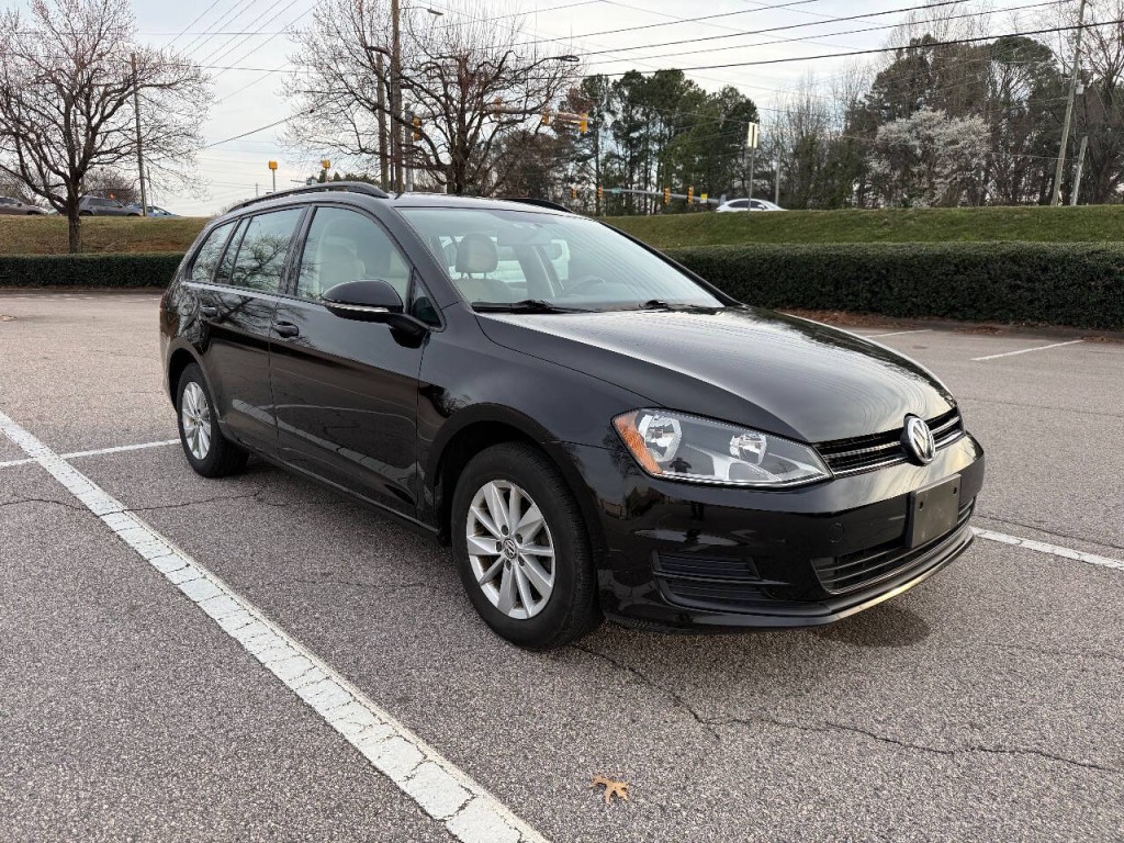 2016 Volkswagen Golf Image 2