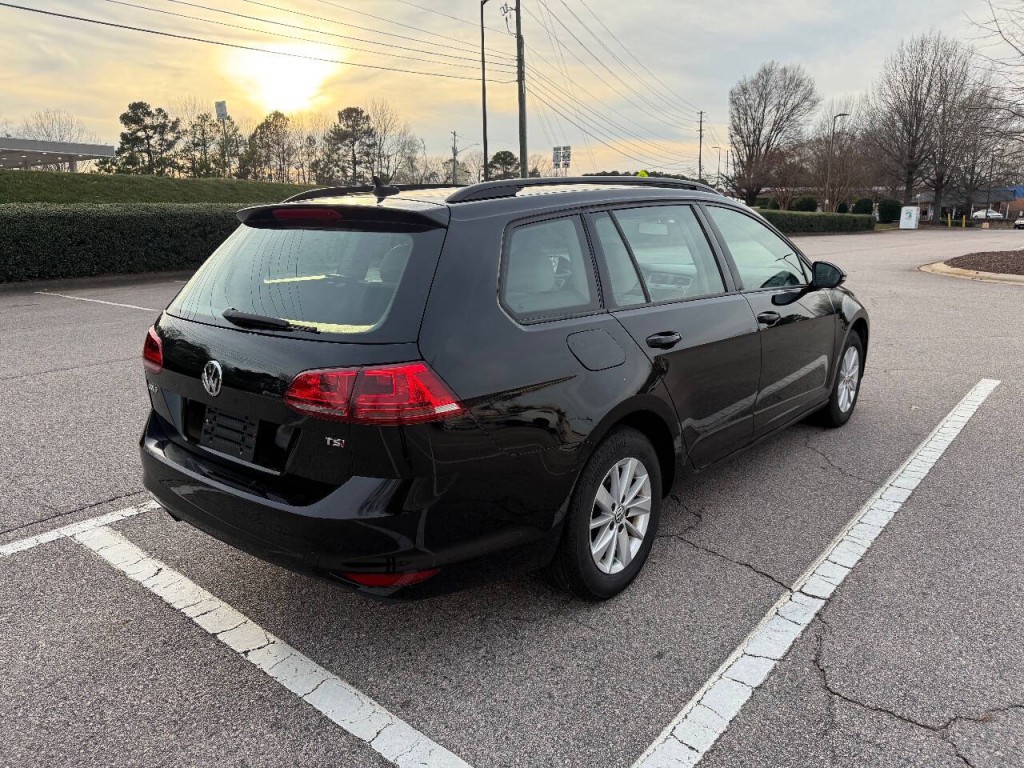 2016 Volkswagen Golf Image 4