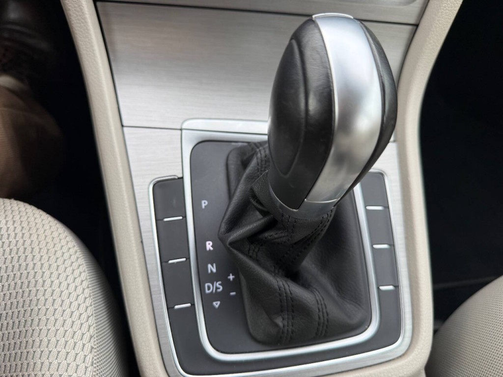 2016 Volkswagen Golf Image 17