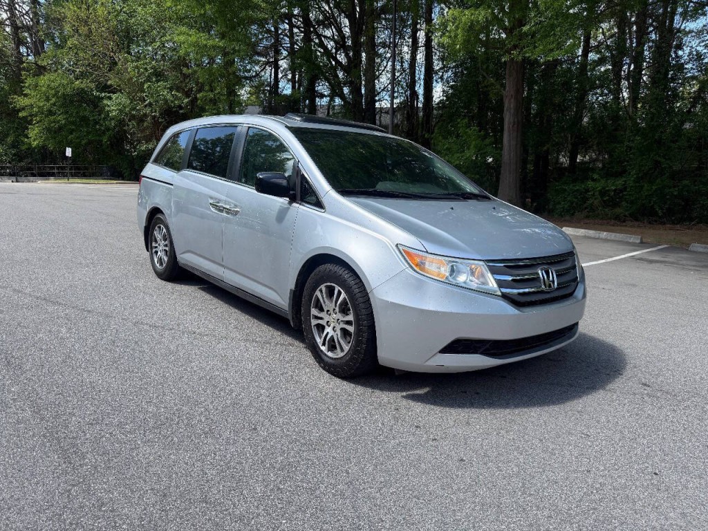 2011 Honda Odyssey Image 2