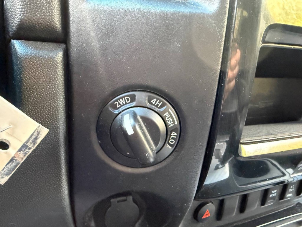 2013 Nissan Titan Image 16