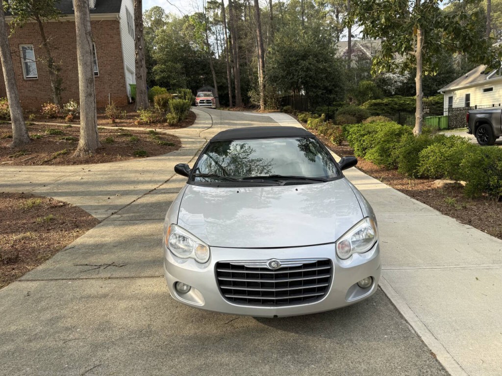 2005 Chrysler Sebring Image 2