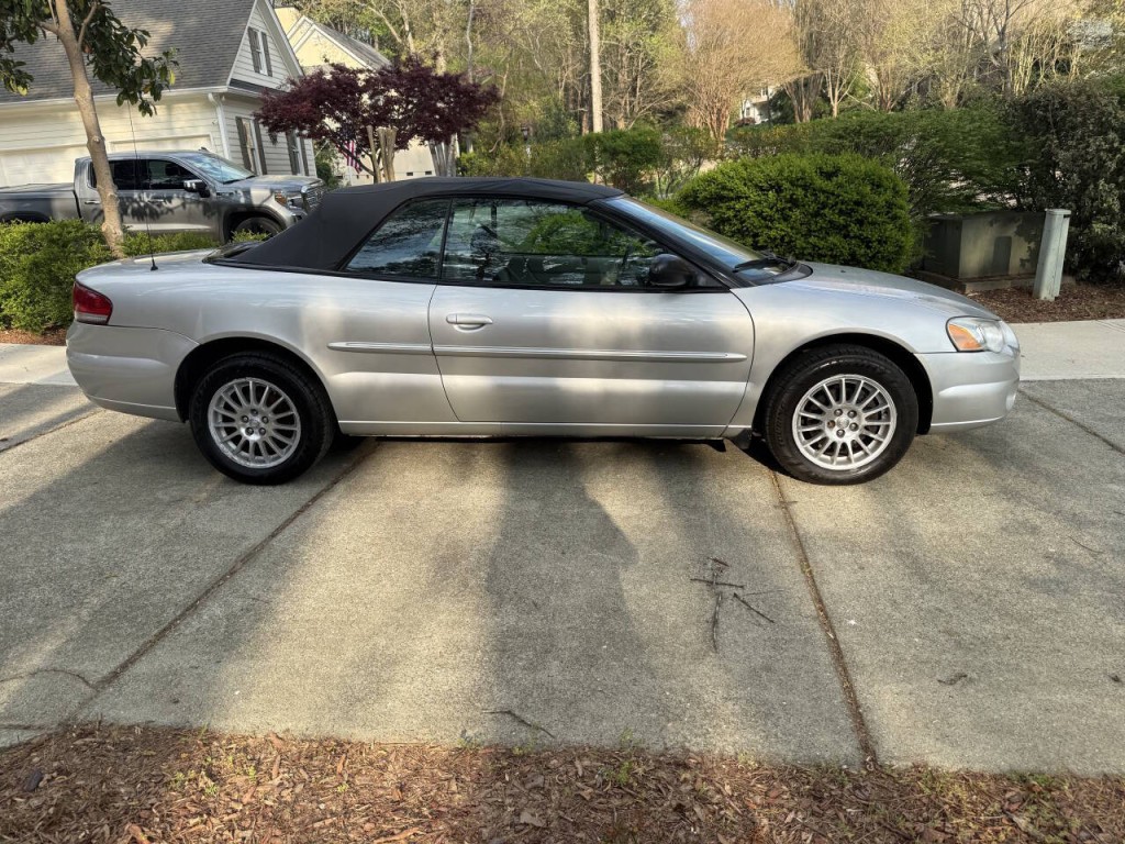 2005 Chrysler Sebring Image 4