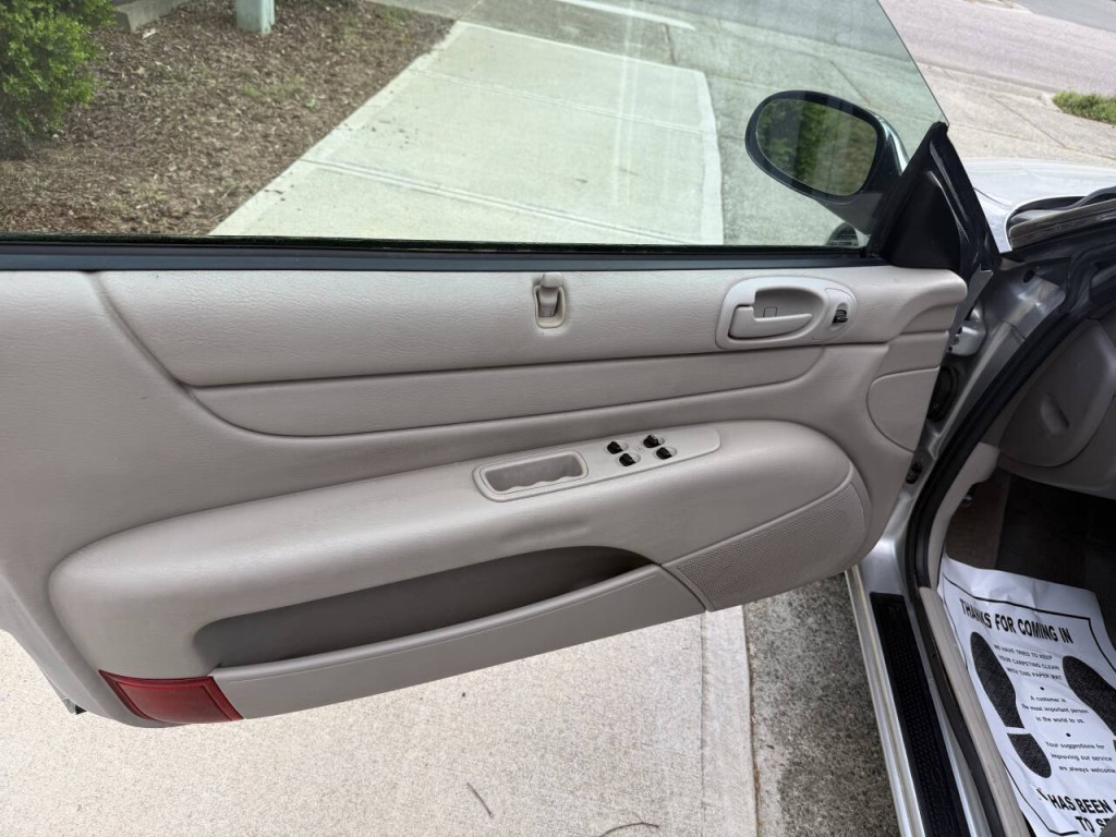 2005 Chrysler Sebring Image 9