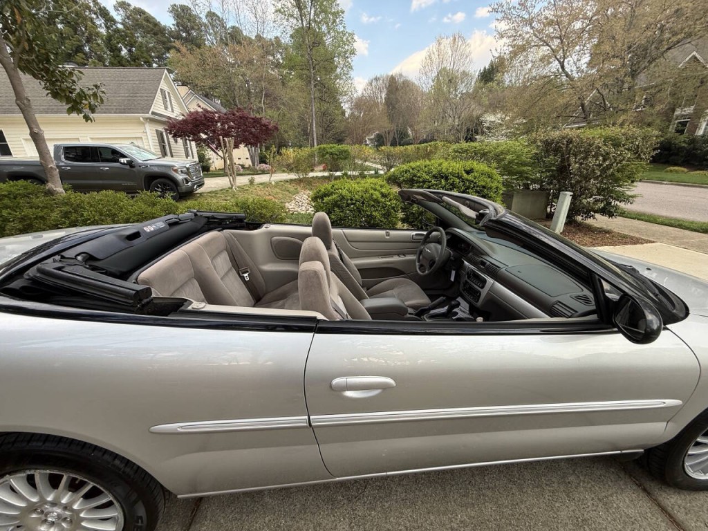 2005 Chrysler Sebring Image 18