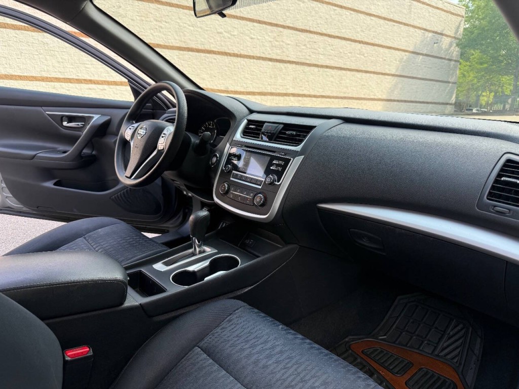 2018 Nissan Altima Image 10