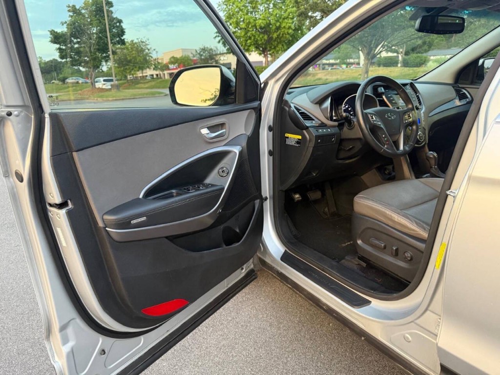 2016 Hyundai Santa Fe Image 10