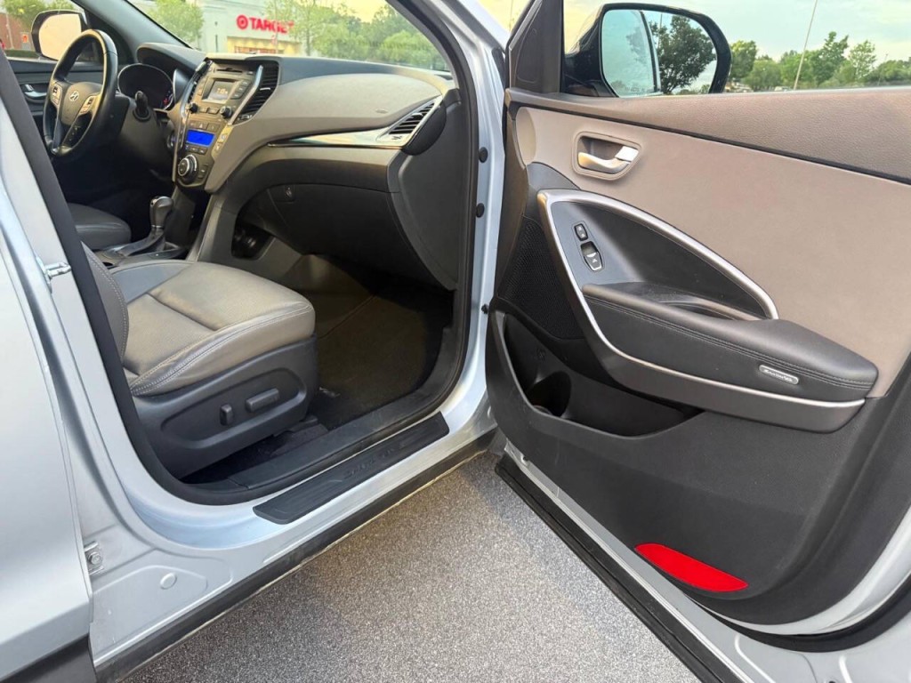 2016 Hyundai Santa Fe Image 11