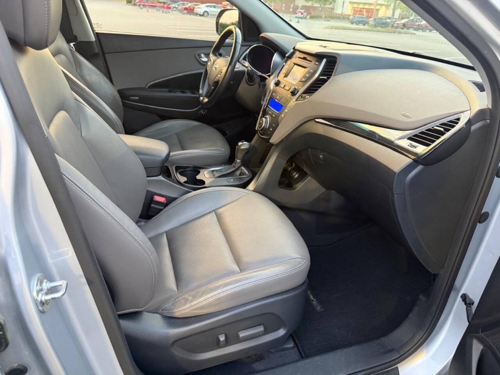 2016 Hyundai Santa Fe Image 12