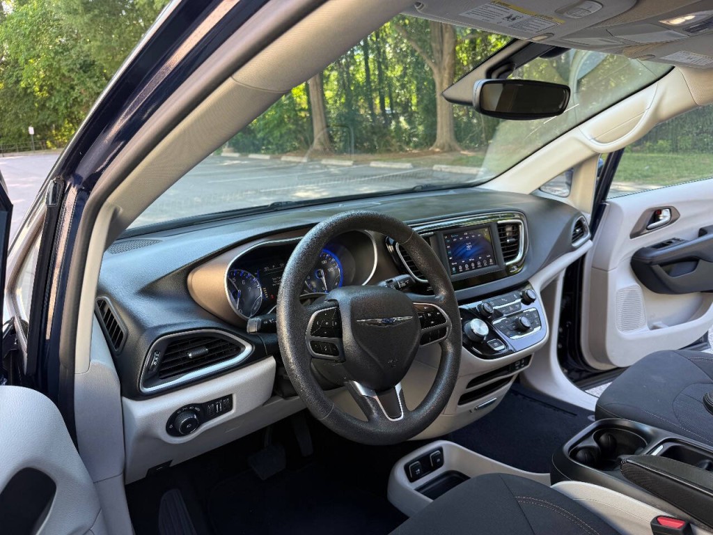 2018 Chrysler Pacifica Image 11